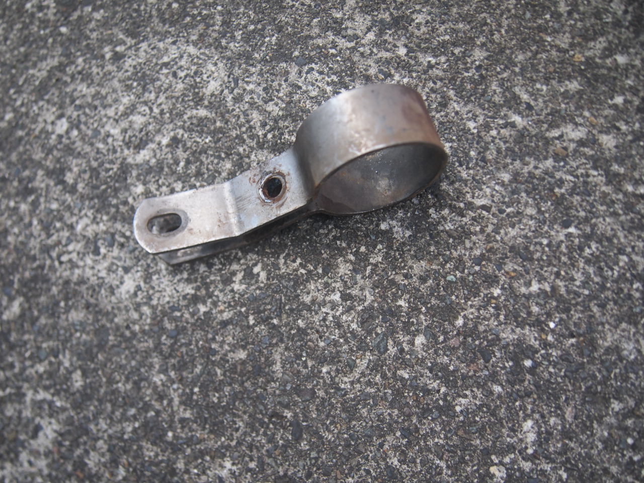 41-57マフラーフロントハンガー