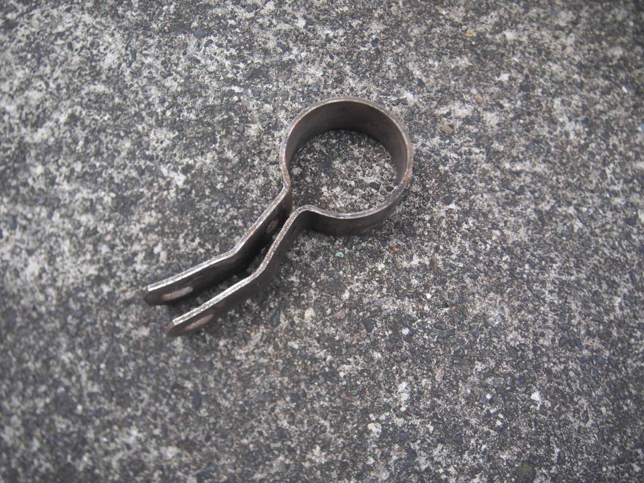 41-57マフラーフロントハンガー