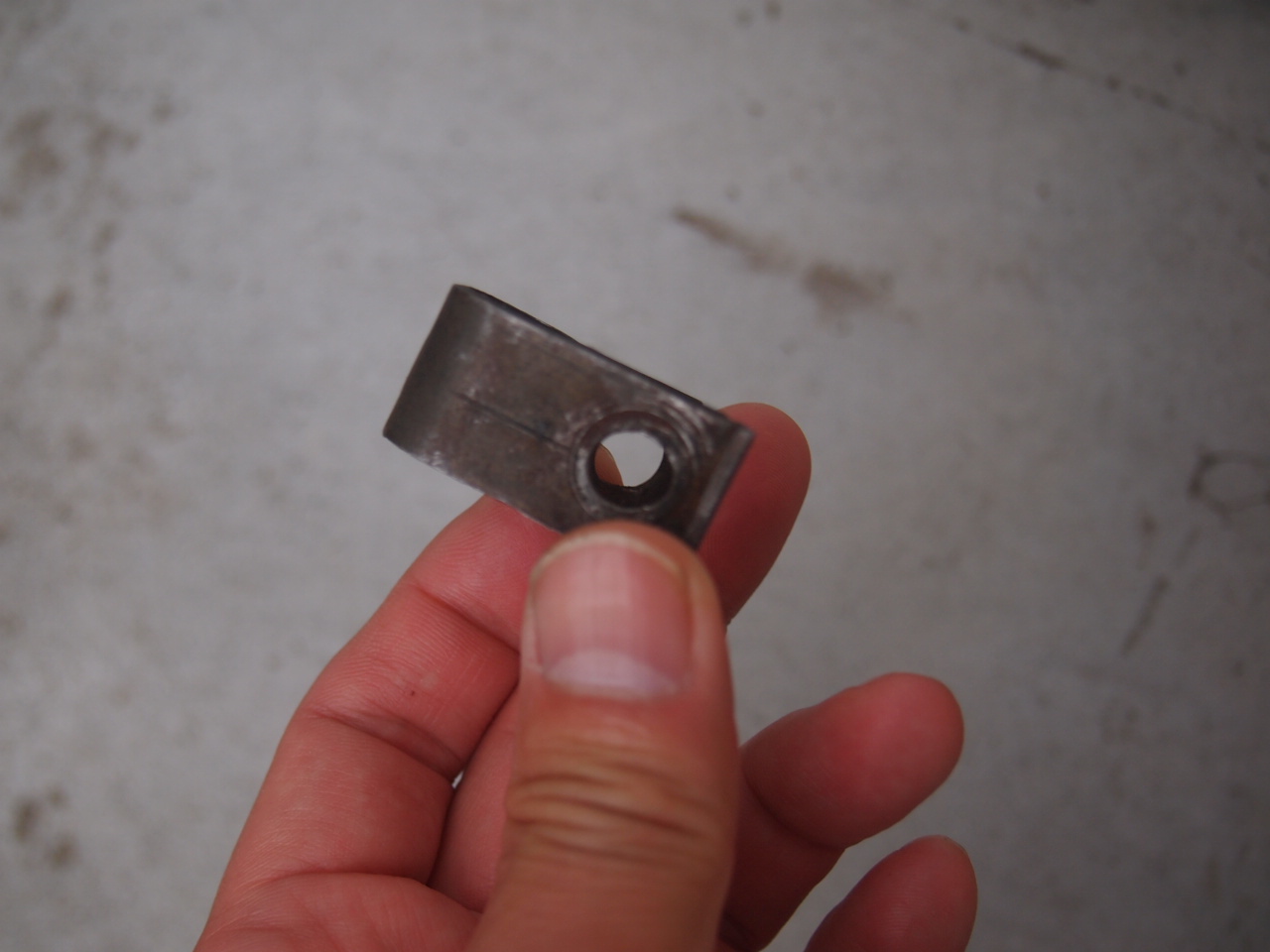 スピードメーターケーブルクリップ