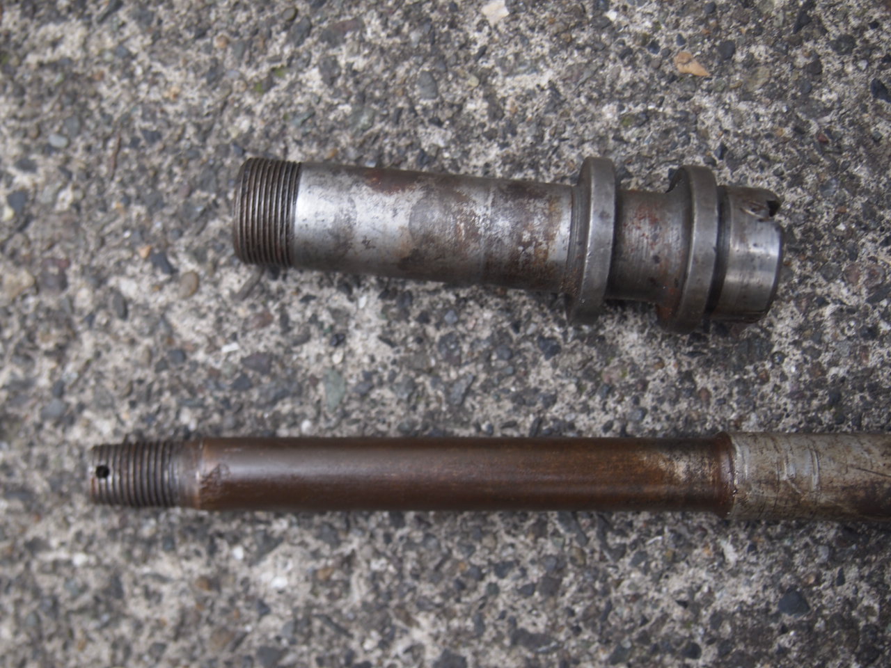 グランドフォークアクスル