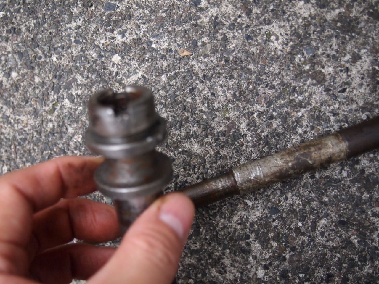 グランドフォークアクスル