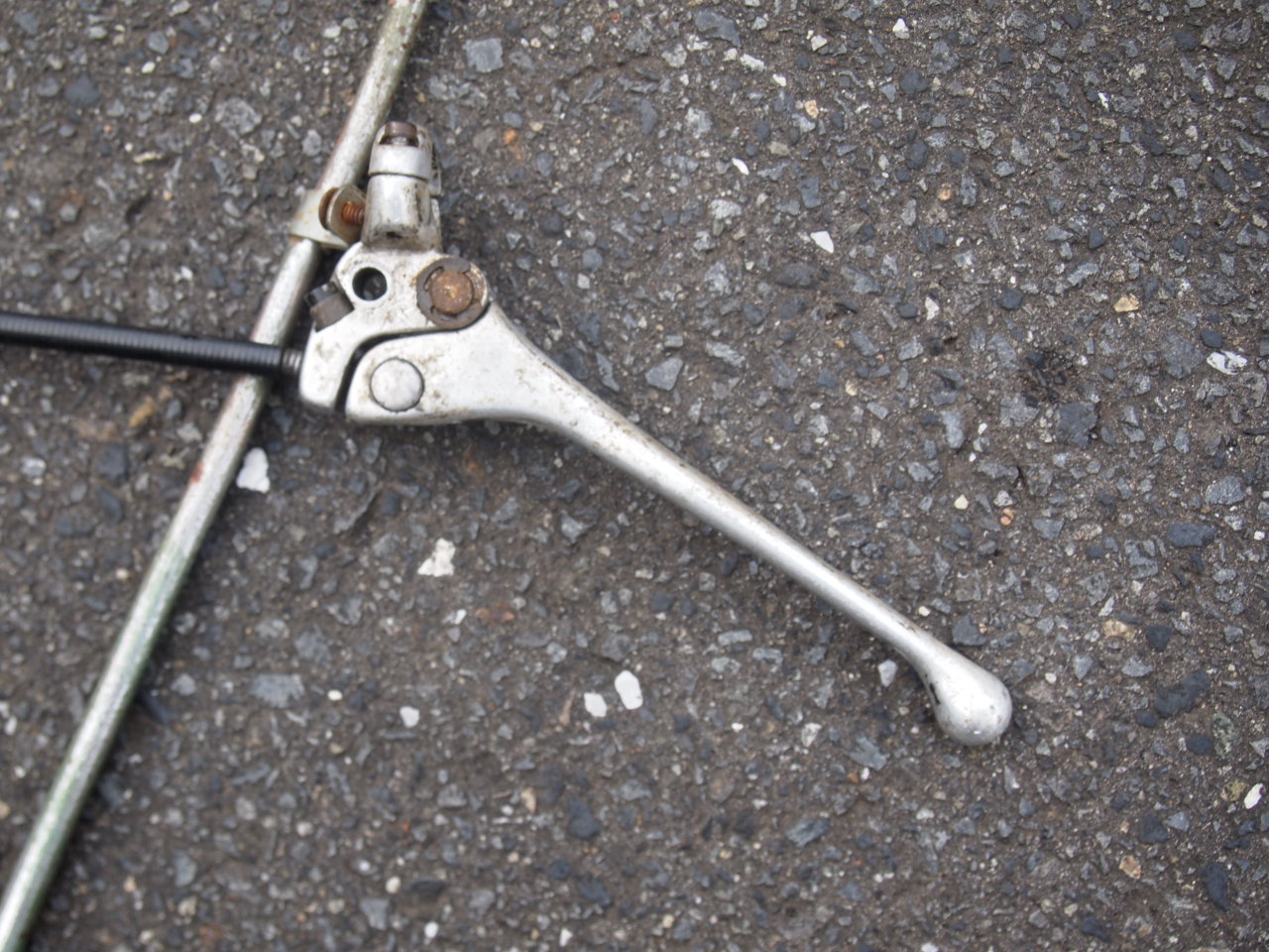 ブレーキレバー、ケーブル